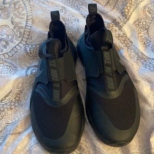 NWOT NIKE 5Y (big kids) ( or fits women’s 7 )slip on sneakers